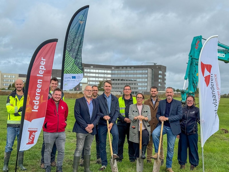 Van links naar rechts: Thomas Schotte (Dienst Landschap), Marten Vandenberghe (Provincie West-Vlaanderen), Brecht Merveillie (APK Wegenbouw), Ignace Gorus (Kronospan), Hans Vermeersch (Dienst Landschap), Miguel Gheysens (Schepen voor milieu, natuur en landschap), Katrien Desomer (Burgemeester), Nick Spinnewyn (Openbaar Domein), Pieter Declerck (Bedrijfskundig directeur Jan Yperman Ziekenhuis), Bart Naeyaert (Gedeputeerde), Liesbet Serlet (Provincie West-Vlaanderen) 