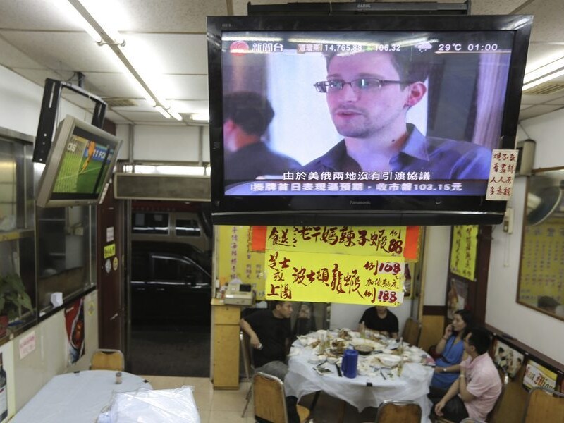 In een restaurant in Hong Kong is Edward Snowden op de televisie te zien.