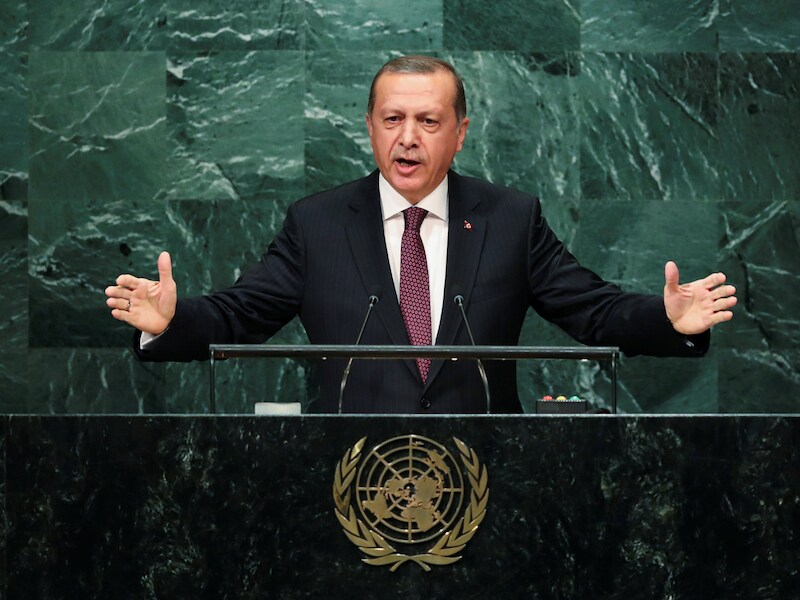 De Turkse president Erdogan tijdens zijn toespraak.