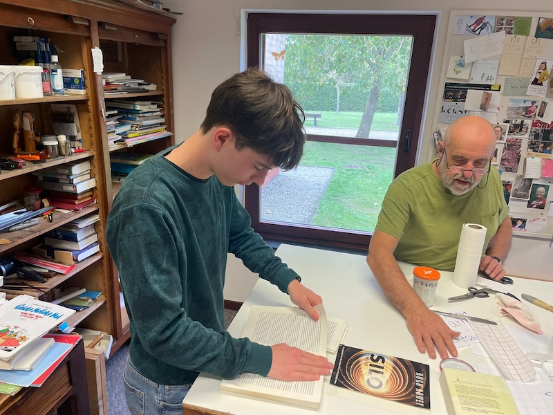 Joppe Demuytere aan de slag in de bibliotheek van Zulte. 