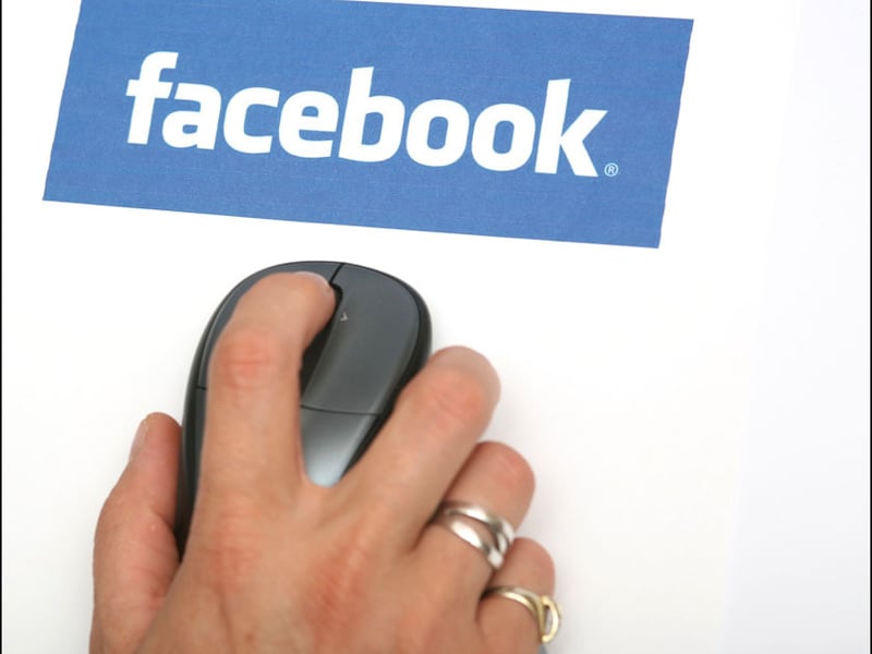 De moeder van een meisje las een Facebookbericht van de leraar en stapte naar de politie.