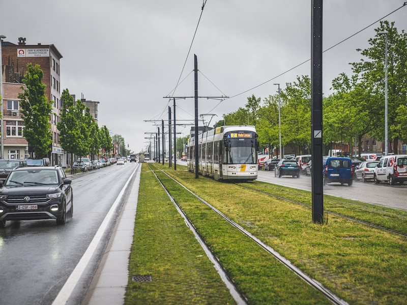 Op de Brusselsesteenweg in Gent is woensdagvoormiddag een 15-jarig meisje gewond geraakt bij een incident op de tramsporen.