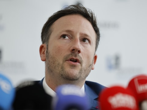 Brusselse procureur Julien Moinil aan het woord tijdens de persconferentie over de recente schietpartijen in Brussel vrijdagvoormiddag.