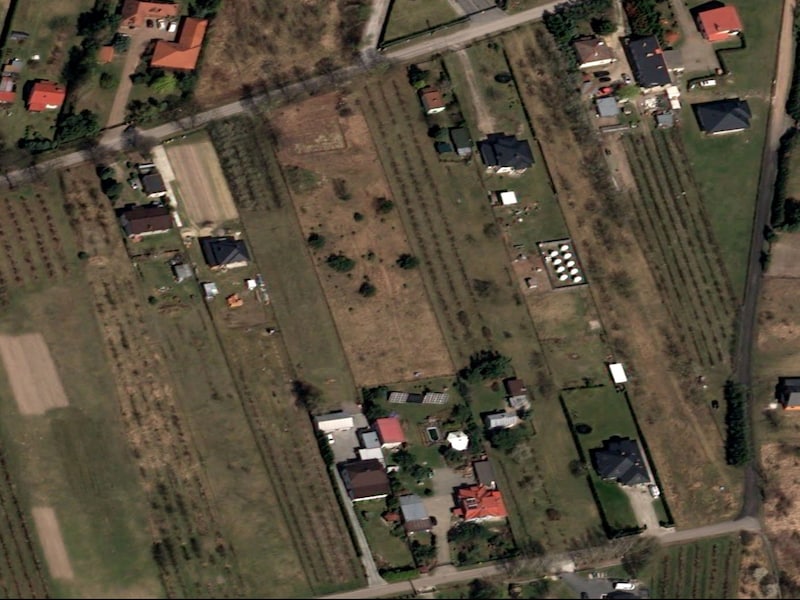 Het gebied van een Starlink-satellietcommunicatiestation in Wola Krobowska, Polen op een satellietfoto in april. Het station brandde op 23 september 2026 af, in wat de regering vermoedt een daad van sabotage was.