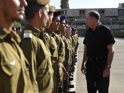 De Israëlische minister van Defensie Moshe Ya'alon vorige maand bij een ceremonie van het leger waarbij hij de internationale gemeenschap opriep Iran van een kernwapen af te houden.