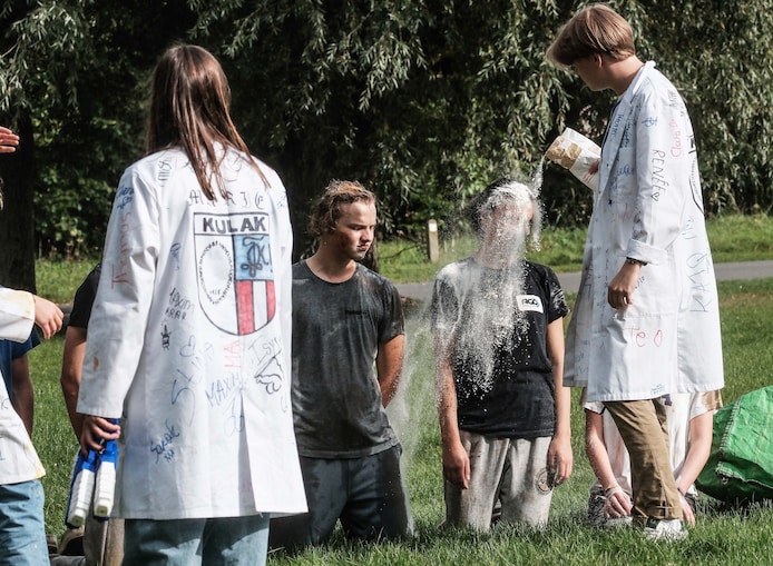 IN BEELD. Mayonaise, bloem… 180 schachten laten zich besmeuren tijdens ...
