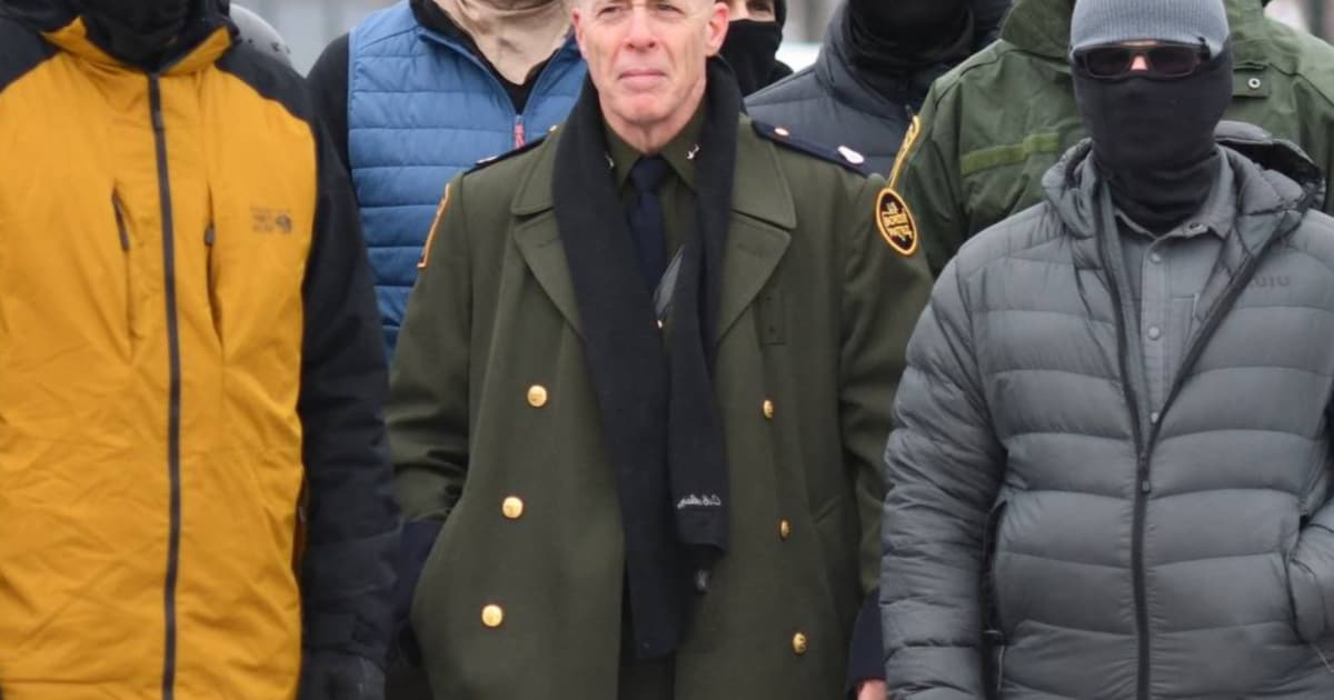 Drie jaar geleden leek zijn carrière voorbij na ongepaste profielfoto, nu is hij “ster van Trumps de