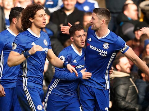 Luiz (links) en Cahill (rechts) feliciteren Hazard.