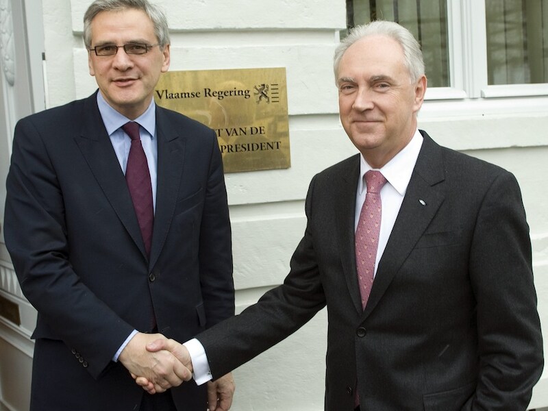 Kris Peeters en de Europese CEO John Fleming. Foto uit februari 2010.