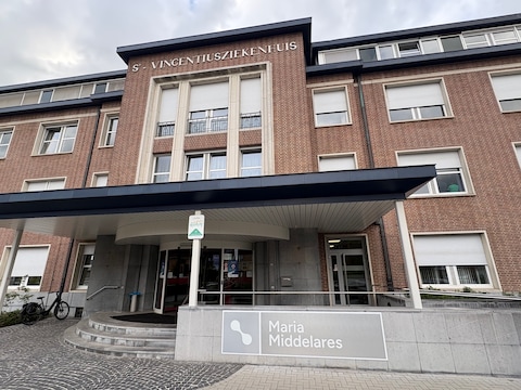 De nieuwe naam prijkt ondertussen aan de inkom van het ziekenhuis. 