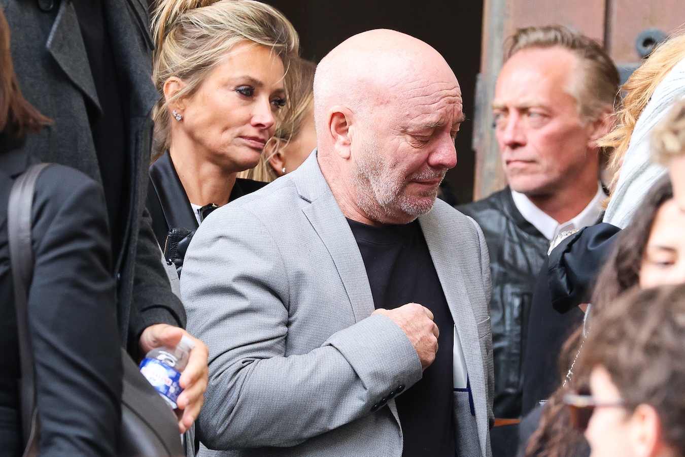 Eén gouden gave van jou is nog niet naar buiten gekomen”: zo ingetogen was  de plechtigheid die eindigde met een groot applaus voor Hans Otten (55) |  Foto | hln.be
