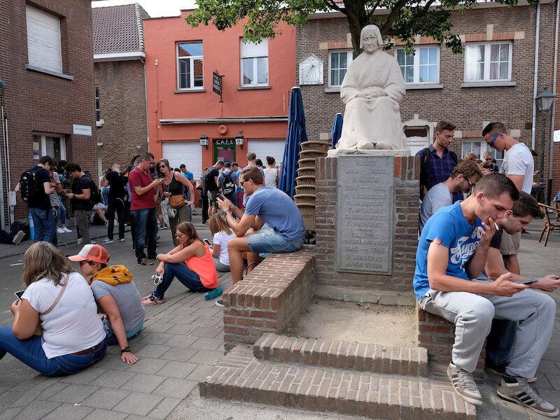 Het Antwerpse polderdorpje Lillo werd in de zomer van 2016 wekenlang overspoeld door Pokémon-trainers met vaak nachtelijke geluidsoverlast tot gevolg.  Het leidde tot een tijdelijk politiereglement waarin het verboden werd om  Pokémon Go te spelen van ‘s avonds laat tot ‘s ochtends vroeg.
