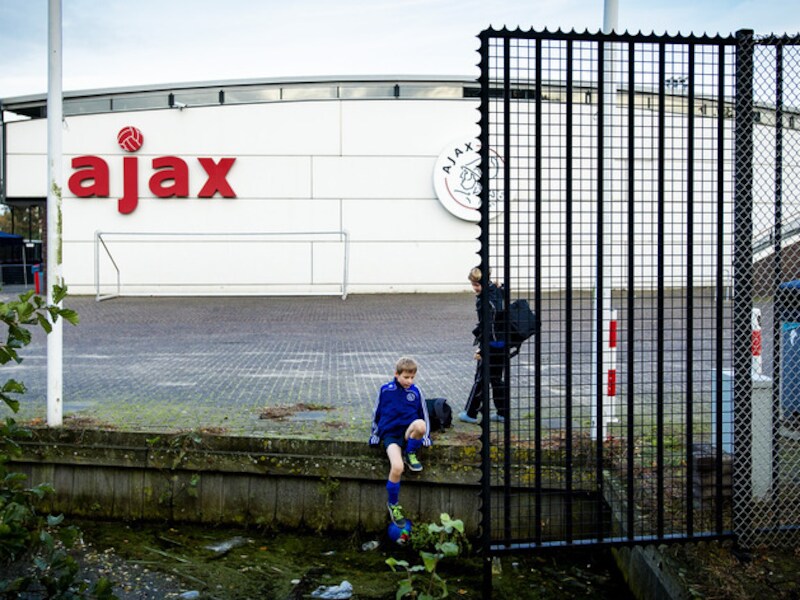 Kinderen volgen een Ajax-clinic op jeugdcomplex De Toekomst tijdens de herfstvakantie.