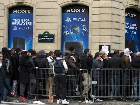 Honderden Parijzenaren wachten voor de Sonywinkel.