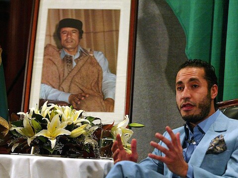 Saadi Kadhafi, naast een afbeelding van zijn vader, zocht zijn toevlucht in Niger.