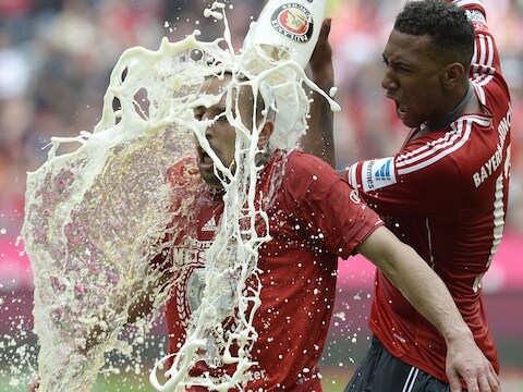 Verdediger Jerome Boateng (r) giet een grote pint bier uit over het hoofd van Franck Ribéry (l).