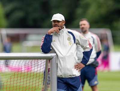 Vakantie in Griekenland, barbecue op dakterras en “luid en dynamisch” op training: een inkijk in hoe Vincent Kompany jacht op treble met Bayern inzet