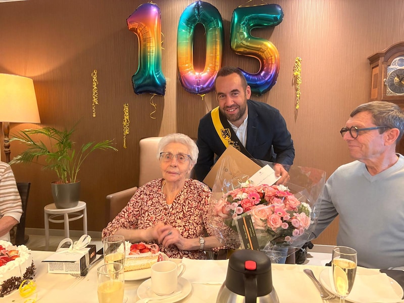 Schepen Joren Hebberecht feliciteert Maria Van Hoecke.