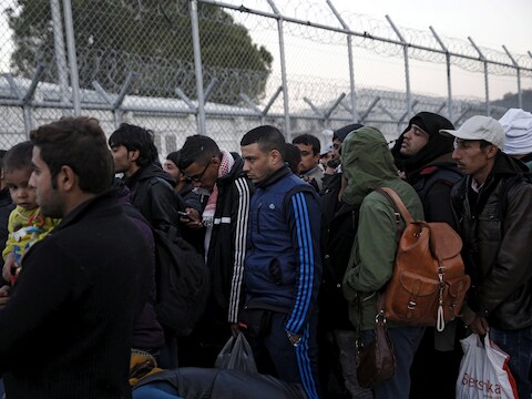 Vluchtelingen wachten in Lesbos om geregistreerd te worden.