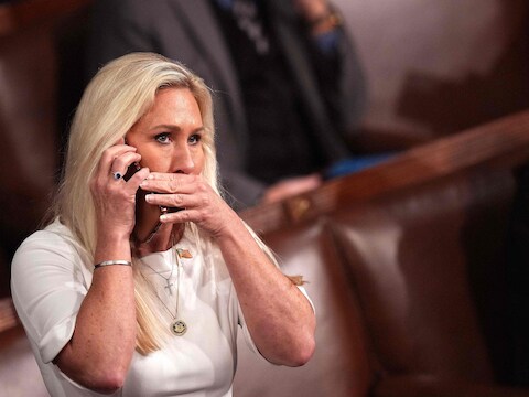 Marjorie Taylor Greene telefoneert terwijl het Huis stemt over een nieuwe voorzitter op de eerste dag van het 119e Congres in de plenaire zaal van het Amerikaanse Capitool op 3 januari 2025 in Washington.