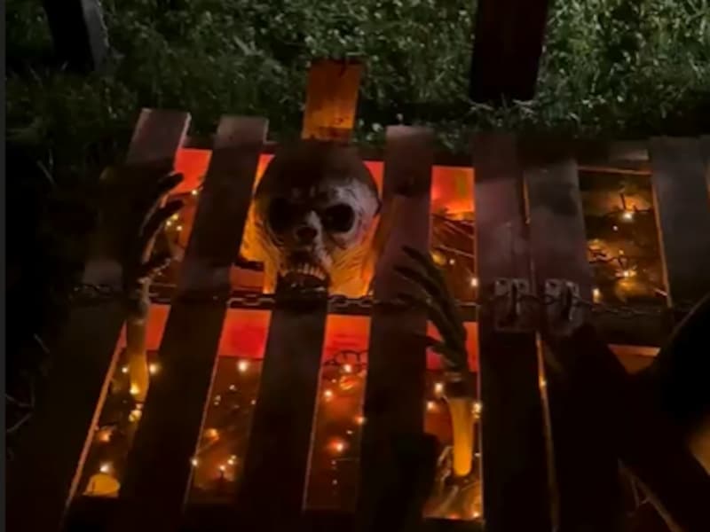 Griezelen op de Ebdries: bewoner transformeert voortuin tot spectaculaire ‘poort naar de hel’