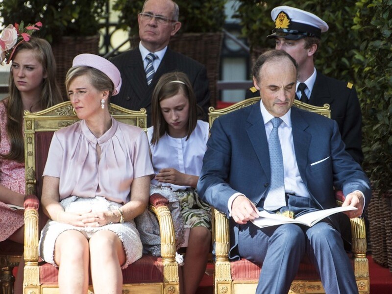 Prinses Astrid en prins Lorenz tijdens de militaire parade ter gelegenheid van haar broer Filips troonsbestijging.