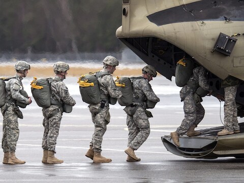 Amerikaanse soldaten op weg naar Irak.
