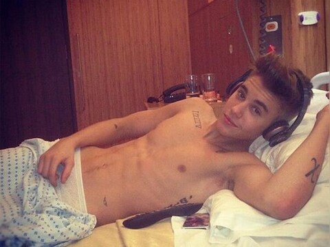 Bieber verstuurde een foto vanop zijn ziekenhuisbed.