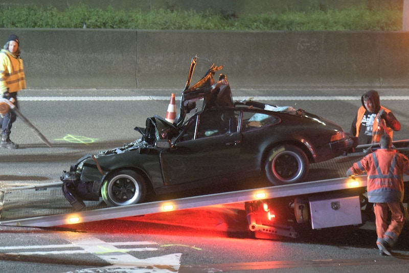 Het wrak van de Porsche werd na het ongeval getakeld.