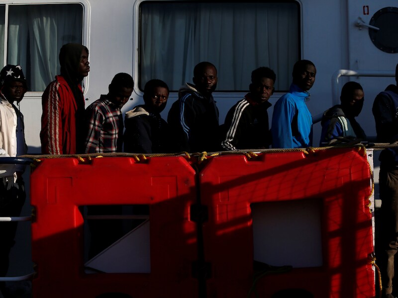 Geredde vluchtelingen die wachten om in de haven van Pozzallo aan land te gaan.