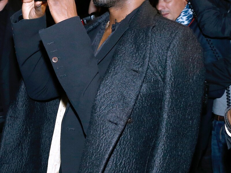 Kanye West werd ook in Parijs achtervolgd door een troep fotografen.