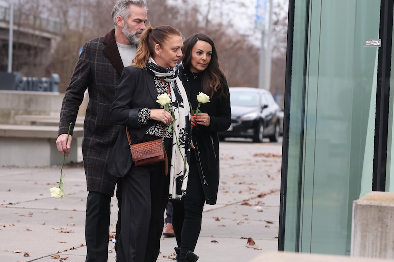 Linda Mertens (uiterst rechts)