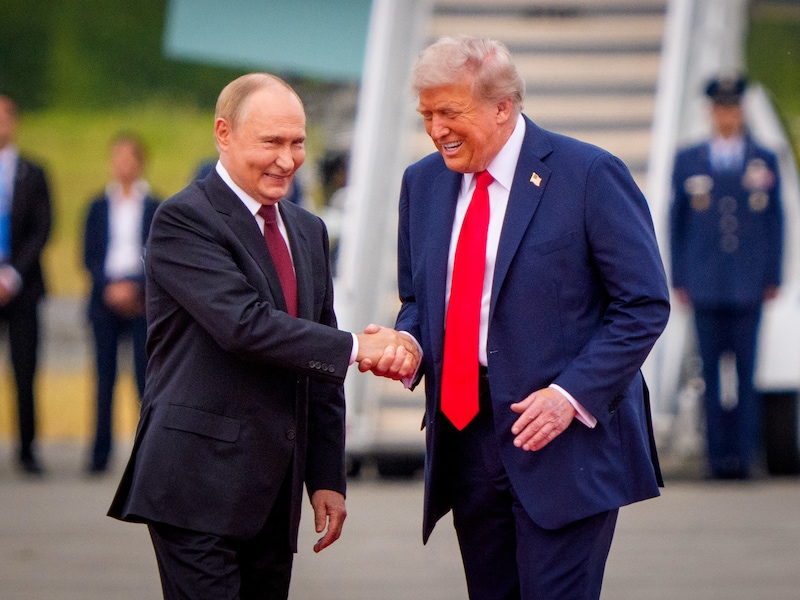 Poetin trekt recordbedrag van 180 miljard euro uit voor oorlog: “Beslissing viel na mislukte ontmoeting met Trump in Alaska”