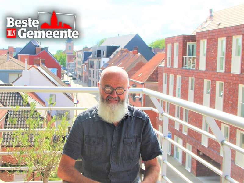 Hein Denturck op een van zijn favoriete plekjes: op zin balkon met zicht op het groen en de kerktoren van Ingelmunster.