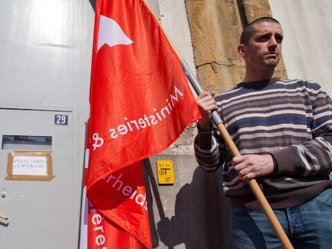 Een stakende cipier aan de gevangenispoort van Aarlen.