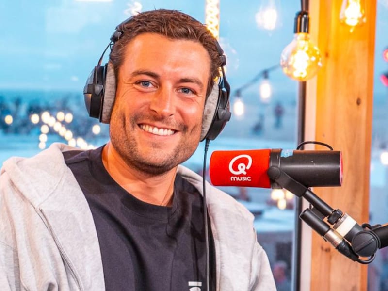 Viktor Verhulst doet pikante onthulling over radioshow op Qmusic: “Ik neem die op vanuit mijn bed, soms zelfs naakt”