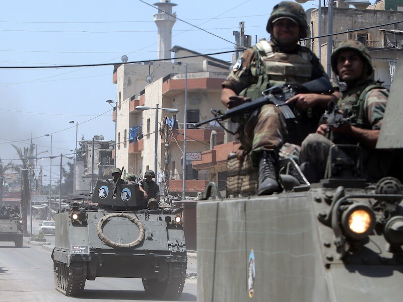 Soldaten rijden door Tripoli.