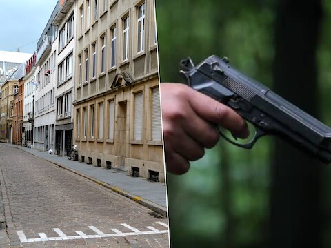In een pand in de Korte Klarenstraat namen speurders onder meer een alarmpistool, 700 gram hasjiesj, 48 gram cannabis, 47 xtc-pillen en 390 euro cash in beslag. In het pand werd ook een tweede verdachte gearresteerd.