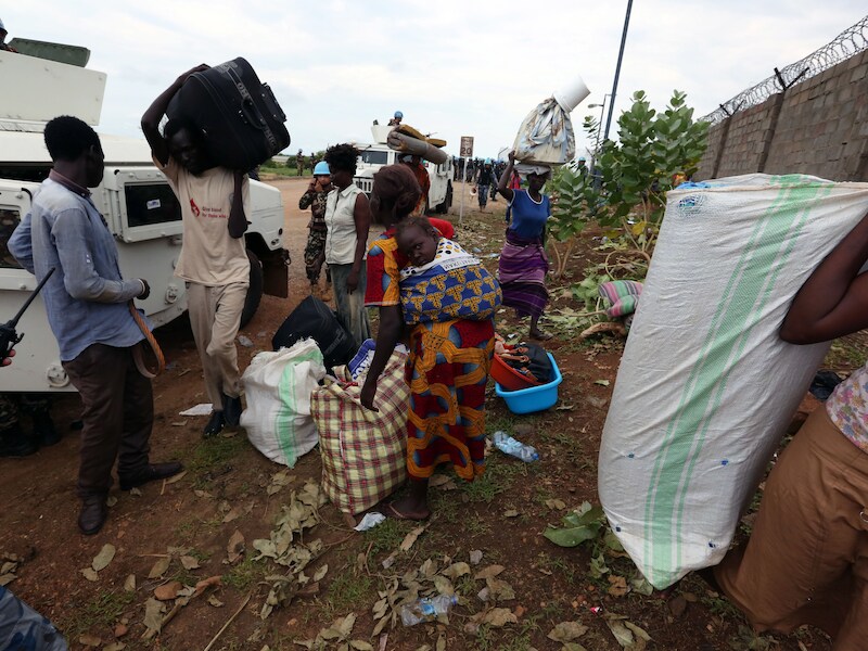 Dorpelingen worden door missies van de Verenigde Naties naar een VN-compound in Juba geleid.