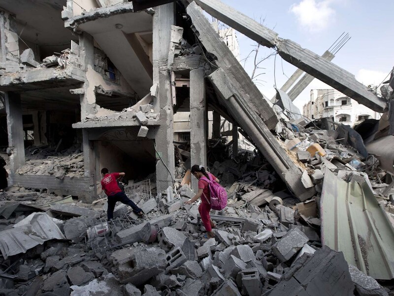 Palestijnse kinderen keren terug naar hun verwoeste huizen in Gaza.