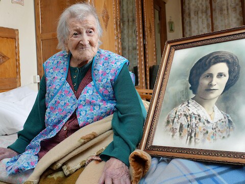 Emma Morano in 2016, naast een portret van haar uit 1930.