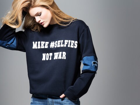 Make #selfies not war sweater van O'Rèn, € 120.