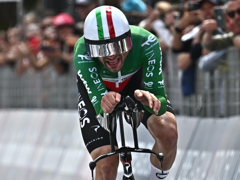 Er staat geen maat op Filippo Ganna: Italiaan verpulvert tegenstand en wint tijdrit