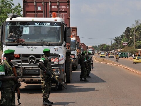 Vredessoldaten uit Rwanda bewaken maandag een hulptransport in Bangui, hoofdstad van de Centraal-Afrikaanse Republiek.