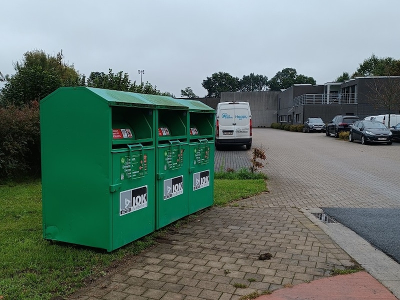 De textielcontainers staan tijdelijk op een andere locatie