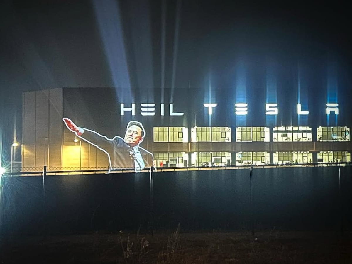 activisten-projecteerden-heil-tesla-op-een-duitse-autofabriek-van-elon-musk