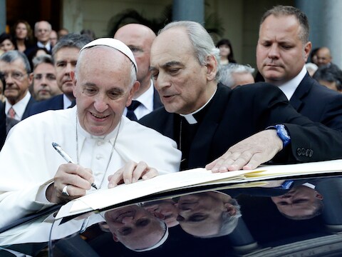Paus Franciscus naar Marcelo Sanchez Sorondo in Vaticaanstad.