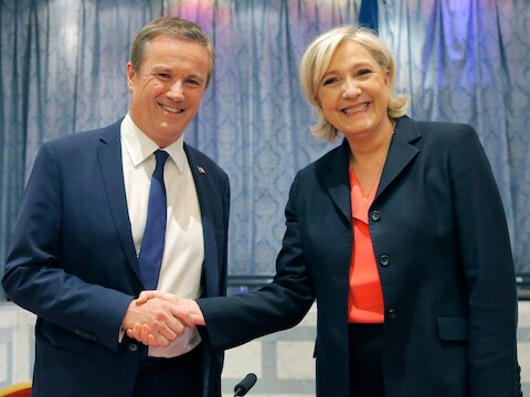 Nicolas Dupont-Aignan en Marine Le Pen schudden de hand op een persconferentie