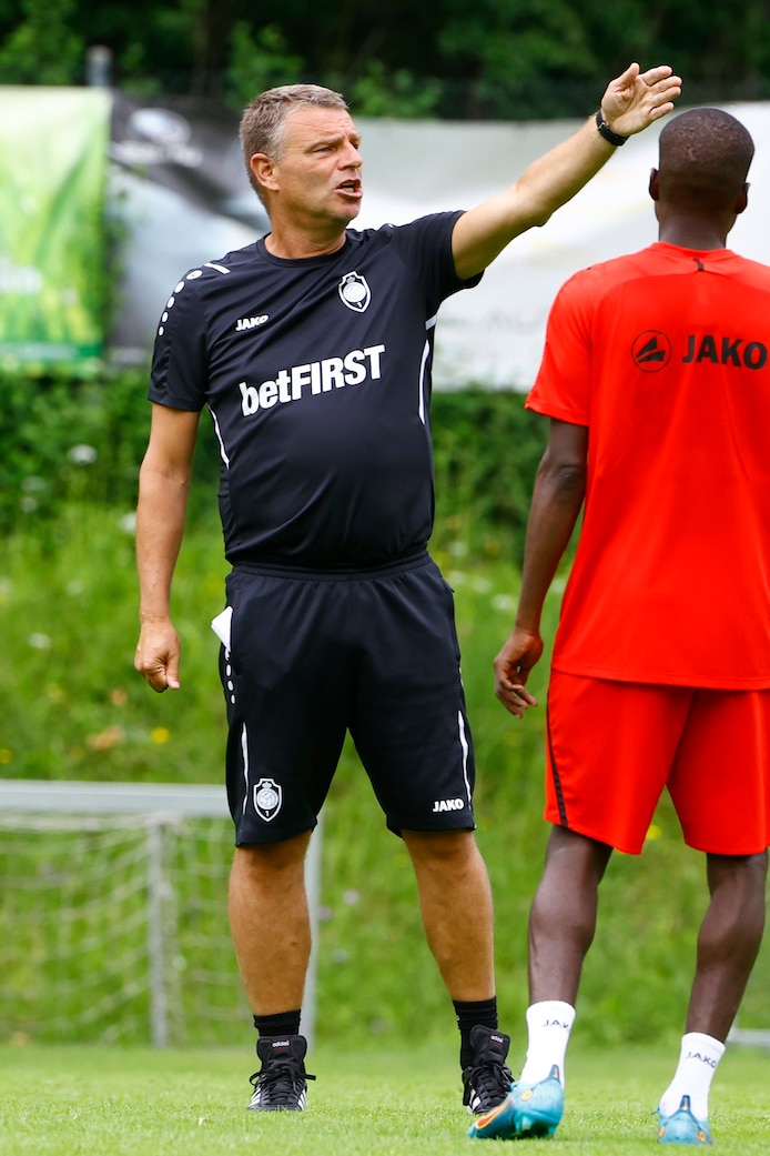 Wie is Andries Ulderink, de nieuwe coach van Antwerp? “Hij heeft een ...