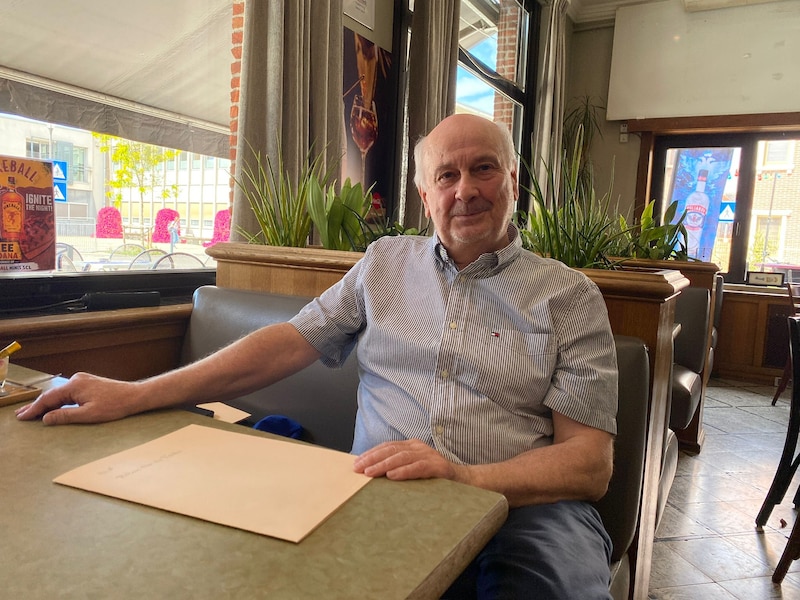 Iedereen kent zijn straat, maar bijna niemand kent zijn verhaal: Eddy Huyghe (75) brengt Rumsts eerste socialistische burgemeester weer tot leven
